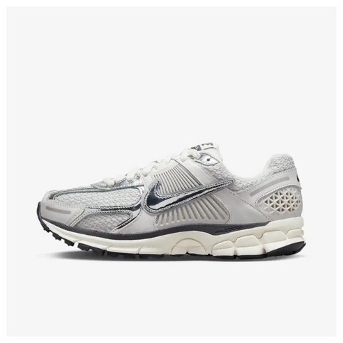 발 디딜 때마다 느껴지는 미래, 나이키 줌 보메로 5 실버