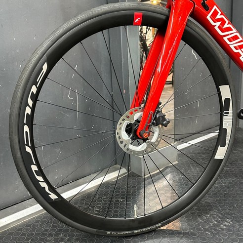 바람을 가르는 날렵함, 위아위스 와스-G 디스크 B: 질주 본능을 깨우는 에어로 로드바이크