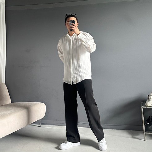 여름철에 스타일과 편안함을 동시에 선사하는 나이스플리츠 오버핏셔츠