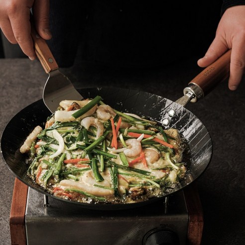 요리의 깊이를 더하는 주방의 명품, 800도씨 우드핸들 무쇠 후라이팬