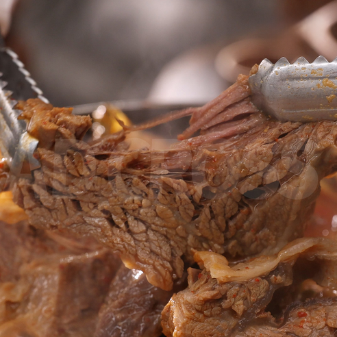 깊은 맛과 편리함으로 따뜻한 겨울을 선사하는 노다지 얼큰 순살 갈비탕