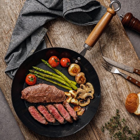 요리의 깊이를 더하는 주방의 명품, 800도씨 우드핸들 무쇠 후라이팬