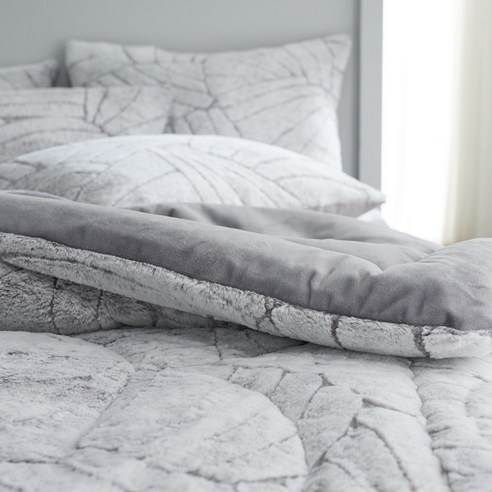 극세사 소재의 두껍고 따뜻한 침구세트로 편안한 겨울 수면