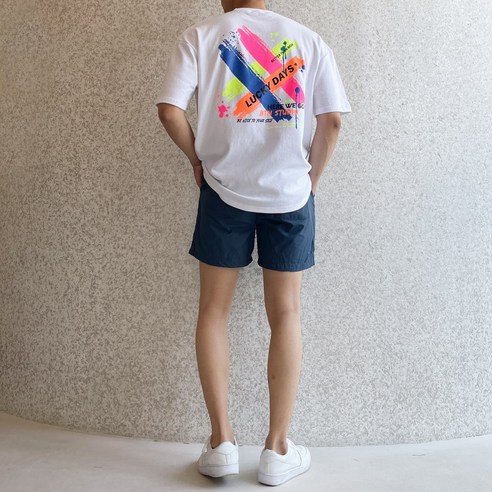 베럴댄나우의 럭키데이 프린팅 티셔츠: 편안함과 스타일이 만나는 여름철 필수 의류