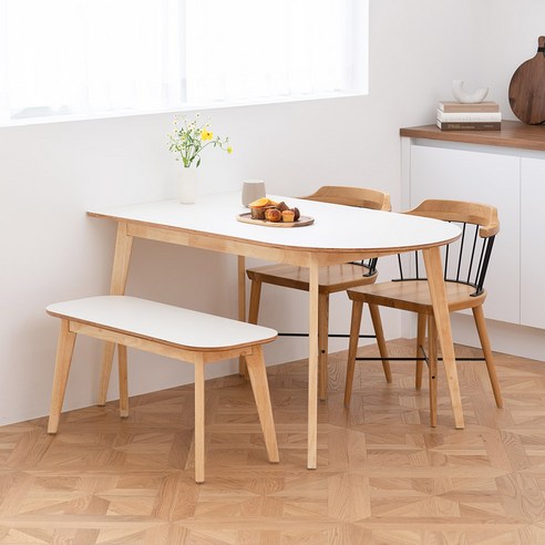 바른홈 유카리 유칼립투스 반원 원목 식탁 테이블은 고품질의 원목 재질로 제작되어 견고하고 아름다운 디자인을 자랑하는 제품입니다.