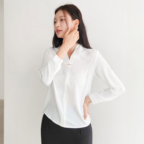 우아한 V넥 실루엣의 하객룩 스타일을 연출하는 Vielversatile 블라우스