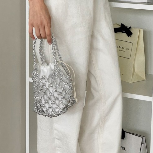 여름 햇살 아래 빛나는, 당신의 스타일을 완성하는 슬레이 꼬임 미니 핸드백