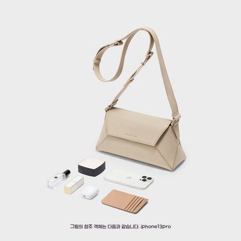 다양한 아이템과 잘 어울리며, 할인된 가격으로 구매할 수 있는 찰스앤키스 CHARLES&KEITH CK2-20781907 미디움 사다리꼴 숄더 겸 크로스백