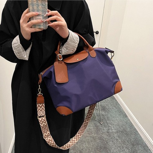 세련됨과 실용성을 겸비한 나일론 크로스백