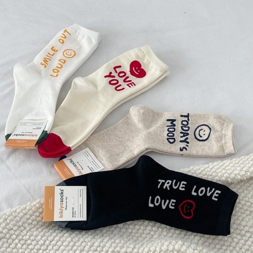 심플함 속에 숨겨진 레터링 포인트, 키키야삭스 중목 양말로 데일리 스타일 UP!