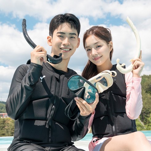 푸른 물결 속 자유를 만끽하는 이츠라이프 스노클링 마스크 세트