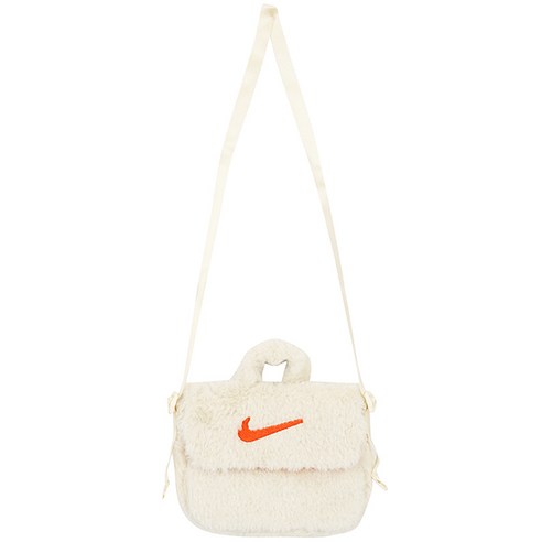 겨울 스타일을 책임지는 나이키 키즈 미니 크로스백