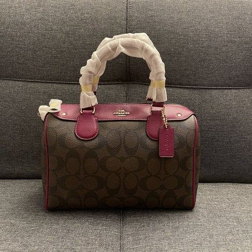 시간을 초월하는 우아함, 코치 시그니처 미니 보스턴 백의 매혹 코치보스턴백
