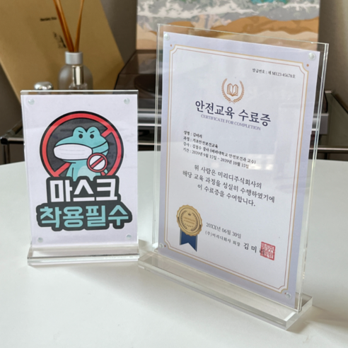 투명도 120%와 현대적 디자인으로 고객을 사로잡는 양품지구 아크릴 POP 꽂이 메뉴판
