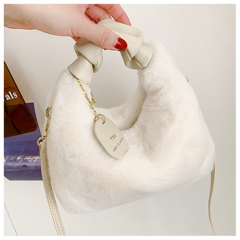 겨울의 따뜻함과 스타일을 선사하는 SweetieHobby 퍼 크로스백