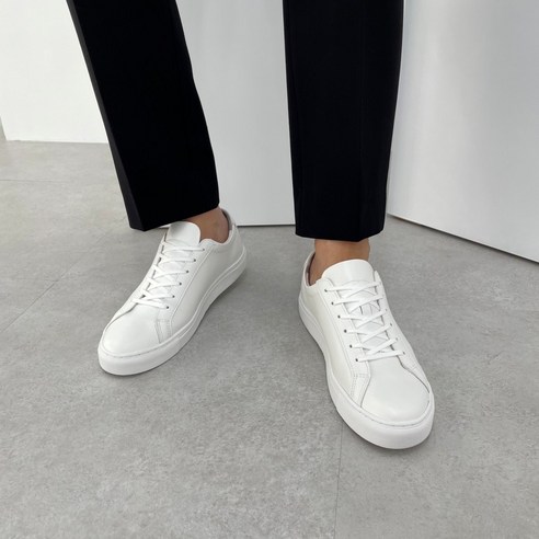 품격과 편안함의 조화: 남성용 화이트 소가죽 스니커즈