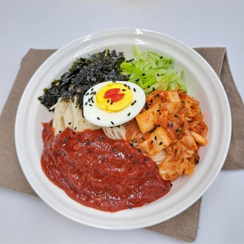 레몬의 상쾌함이 더해진 비빔국수의 진수