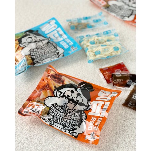 매콤하고 쫄깃한 대시안 량피로 즉석 식사를 즐기세요.