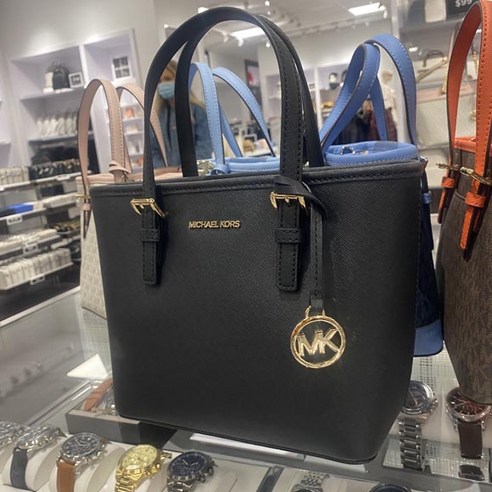 오염과 스크래치에 강한 사피아노 레더 소재로 만들어진 미국해외직구 마이클코어스(Michael Kors)의 스몰 사이즈 젯 셋 트래블 엑스 캐리올 탑짚 크로스바디 겸 토트백