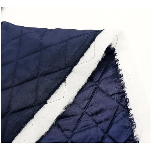 포근함과 스타일을 담은 퀼팅 원단으로 겨울 패션을 완성하세요.