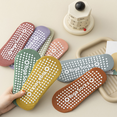 미끄럼 걱정 없이 안정적인 자세, COVERONE 요가 삭스로 완성하세요!