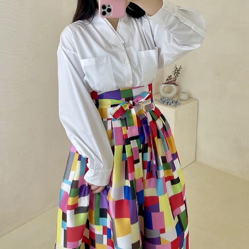 화려하고 대담한 비비드 조각보 허리치마로 눈에 띄는 스타일을 완성하세요.