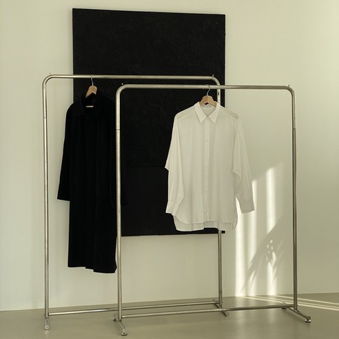 고급스러운 인테리어와 실용성을 겸비한 스탠드 행거