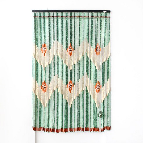 나무 구슬발로 답답한 공간에 개성과 빈티지 감성을 더하세요.