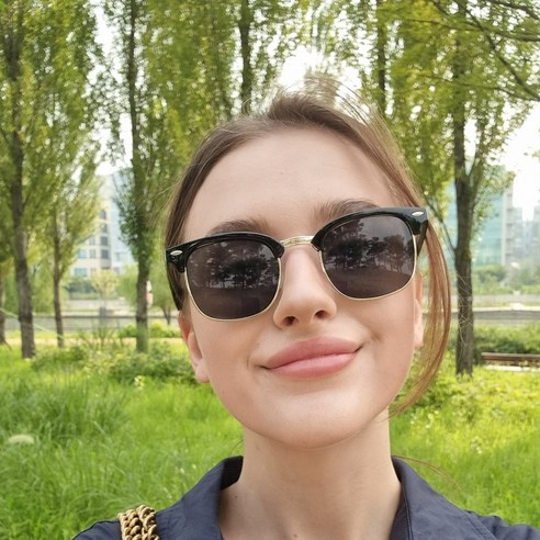 자외선으로부터 눈을 보호하고 스타일을 뽐내는 자외선 차단 UV400 하금테 선글라스