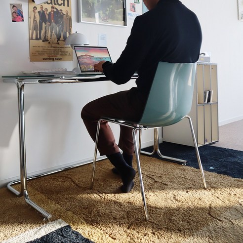 틸그린 감성으로 공간을 채우는 크롬라인 스틸 카페 의자