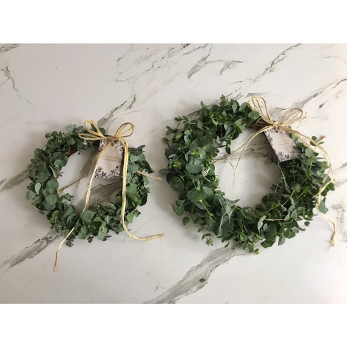 유칼립투스 생화리스는 집들이 선물, 생일선물, 비염 모기기피 식물로 사용할 수 있는 리스입니다.