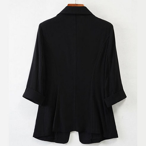 여름에 완벽한 편안하고 스타일리시한 린넨 자켓