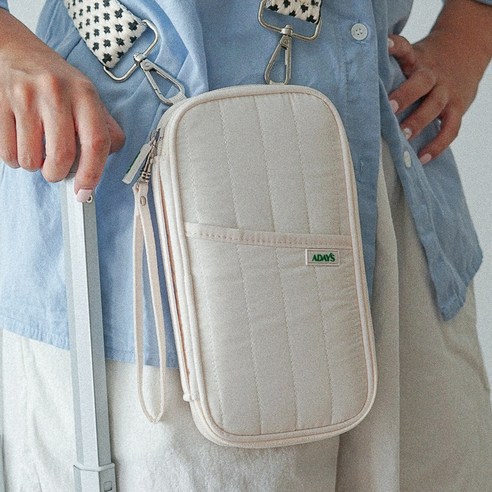 여행의 설렘을 더하는 필수품, 어데이즈 가족 여권 파우치: 안전과 편리함을 담다 가족여권파우치