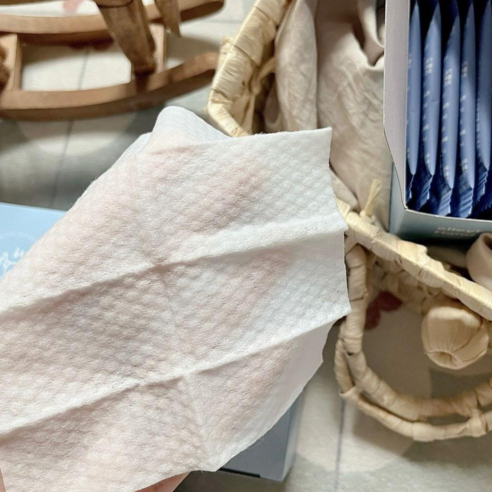 언제 어디서나 깨끗하게, 엘리베어 손소독 티슈로 간편하게 위생을 지키세요.