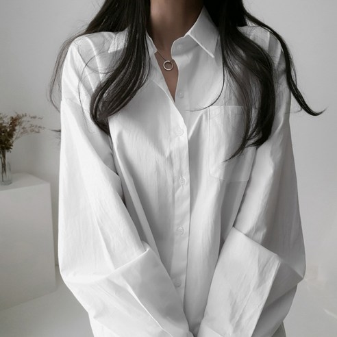 박시한 오버핏과 사계절 편안함으로 다양한 스타일에 어울리는 레이디스룸 남친셔츠