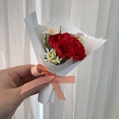 마음을 사로잡는 라넌큘러스와 카네이션 용돈박스: 아름다움과 기능성의 완벽한 조화