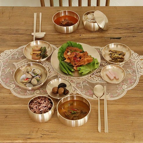 전통과 현대의 조화, 명성유기 궁중 단반상기로 품격 있는 식탁을 완성하세요.