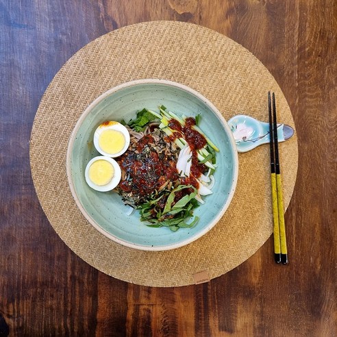 은은한 멋과 실용성을 겸비한 투톤 청자 도자기 면기