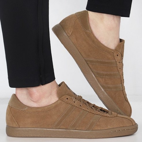 낡은 청바지에 찰떡! 아디다스 토바코, 당신의 가을 감성을 깨우다 아디다스토바코