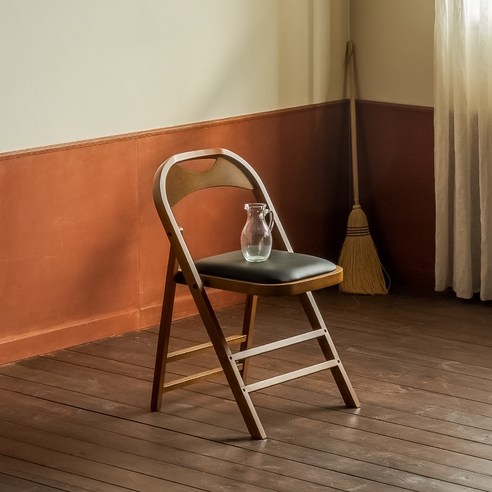 장미맨숀 애나 원목 카페 접이식 의자: 공간에 스며드는 아름다운 실용주의 장미맨숀
