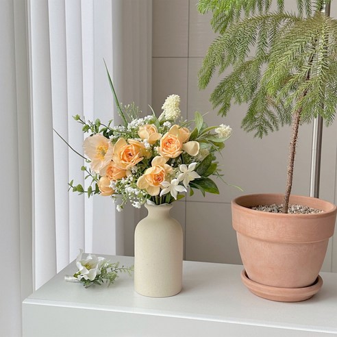 섬세한 아름다움이 깃든 베이지 샌드 도자기 화병으로 감성적인 공간을 완성하세요.