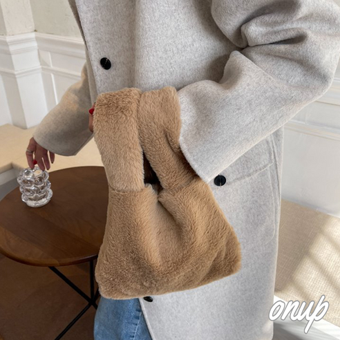 [OKㅣ강추] 온기 가득한 겨울의 필수 아이템: 온업 여성 미니 복조리 털가방 토끼 핸드백 [OKNOWㅣ추천상품]