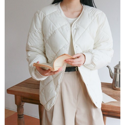 편안한 핏과 여성스러운 실루엣을 완성하는 디디르 경량패딩