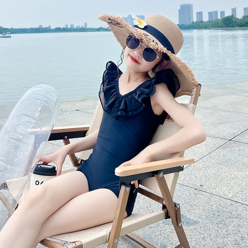 안전한 소재와 편안한 착용감을 선사하는 주니어용 블랙 프릴 수영복
