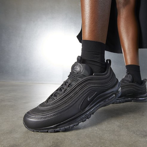 나이키 WMNS AIR MAX 97: 사계절 내내 편안함과 지지력을 제공하는 기능적이고 세련된 운동화