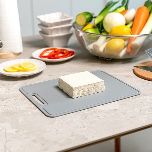 칼날 자국, 냄새 걱정 없이! 가볍고 위생적인 소노리떼 실리콘 도마로 요리하세요.