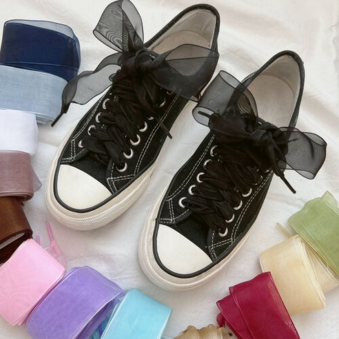 쉬폰 신발끈으로 밋밋한 운동화에 개성을 더하다