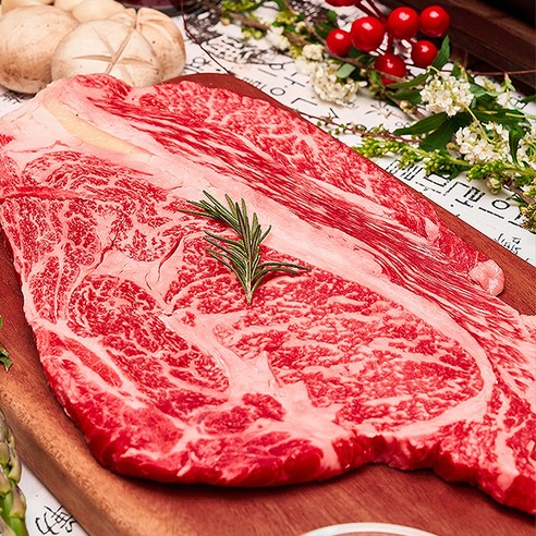 육즙이 가득 찬 국내산 꽃등심 스테이크