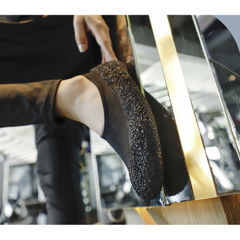 미끄럼 걱정 없이 내 몸에 집중! 논슬립 슈즈로 안전하고 즐거운 운동을 경험하세요.