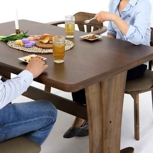 우아함과 편안함이 어우러진 오츠카 식탁 세트: 가정의 심장부에 완벽한 추가품